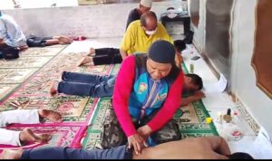 DPC FERADI WPI Kota Bogor Gandeng Komunitas Topung Gelar Baksos Pengobatan Tradisional Doc. Terapis dari Komunitas Topung (Totok Punggung) Bogor Raya memberikan layanan terapi totok punggung kepada warga dalam kegiatan Bakti Sosial Pengobatan Tradisional yang digelar DPC FERADI WPI Kota Bogor di Kelurahan Tengah, Kecamatan Cibinong, Kabupaten Bogor, Sabtu (13/6/2026). Kegiatan ini bertujuan memberikan pelayanan kesehatan alternatif kepada masyarakat melalui metode stimulasi titik saraf pada area punggung.