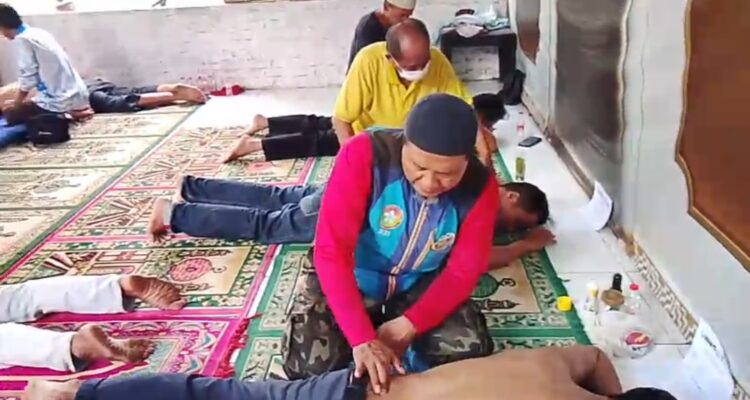 Doc. Terapis dari Komunitas Topung (Totok Punggung) Bogor Raya memberikan layanan terapi totok punggung kepada warga dalam kegiatan Bakti Sosial Pengobatan Tradisional yang digelar DPC FERADI WPI Kota Bogor di Kelurahan Tengah, Kecamatan Cibinong, Kabupaten Bogor, Sabtu (13/6/2026). Kegiatan ini bertujuan memberikan pelayanan kesehatan alternatif kepada masyarakat melalui metode stimulasi titik saraf pada area punggung.