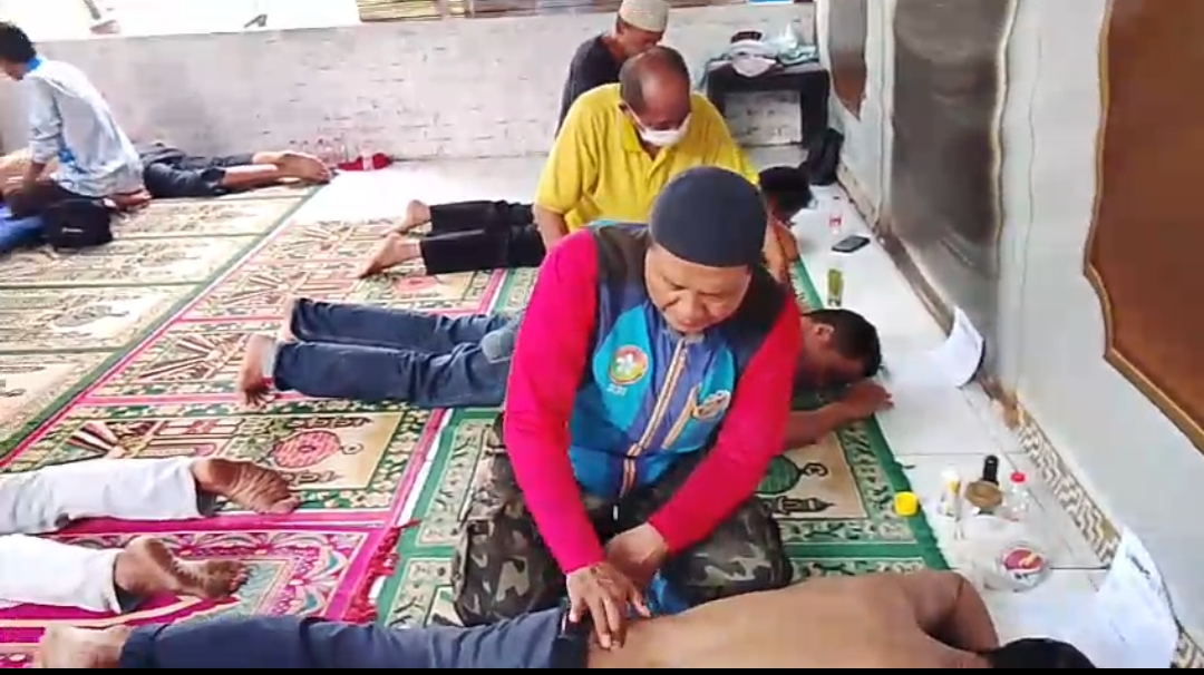 Doc. Terapis dari Komunitas Topung (Totok Punggung) Bogor Raya memberikan layanan terapi totok punggung kepada warga dalam kegiatan Bakti Sosial Pengobatan Tradisional yang digelar DPC FERADI WPI Kota Bogor di Kelurahan Tengah, Kecamatan Cibinong, Kabupaten Bogor, Sabtu (13/6/2026). Kegiatan ini bertujuan memberikan pelayanan kesehatan alternatif kepada masyarakat melalui metode stimulasi titik saraf pada area punggung.