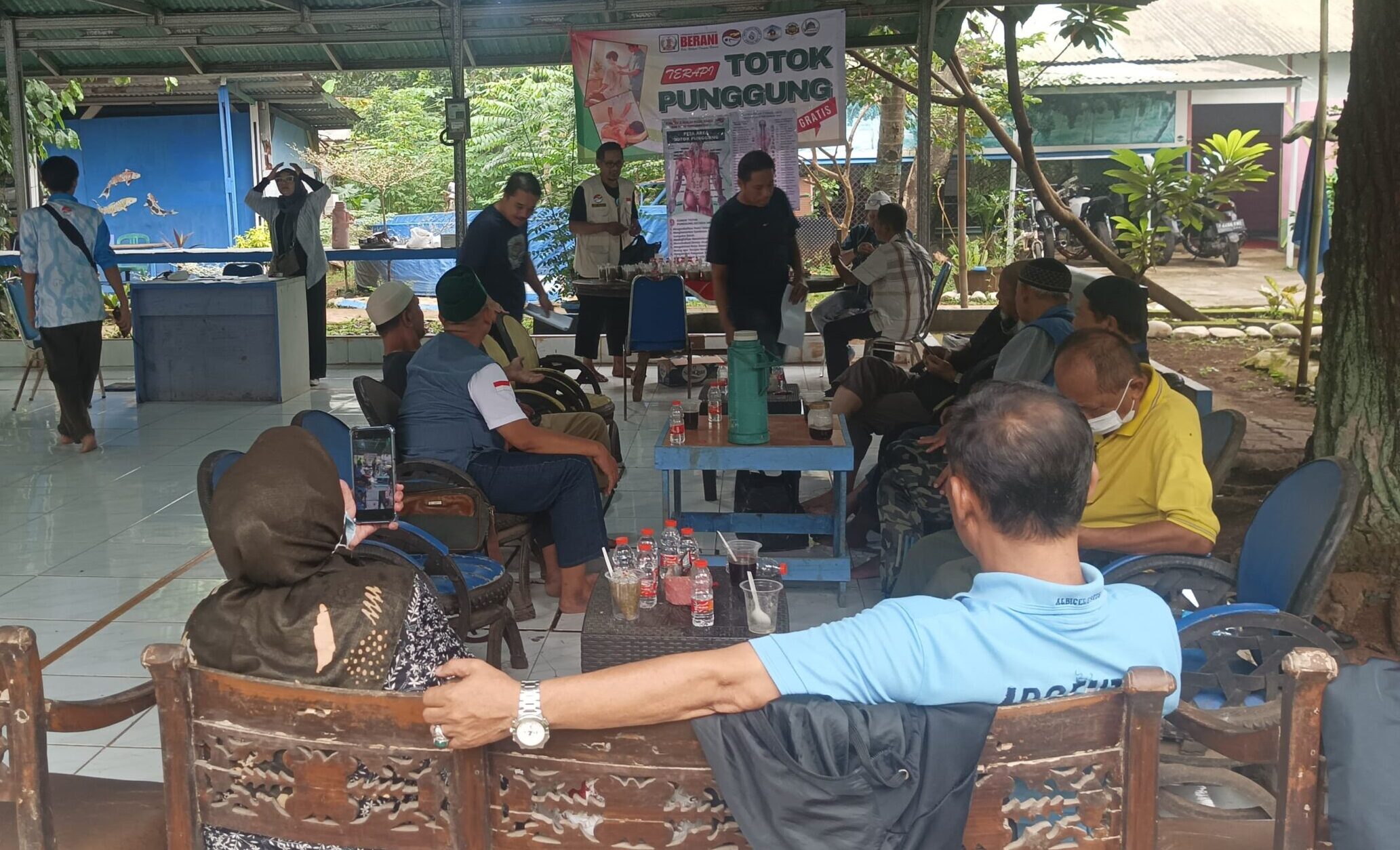 Doc. Suasana pelaksanaan Bakti Sosial Pengobatan Tradisional yang digelar DPC FERADI WPI Kota Bogor bekerja sama dengan Komunitas Topung Bogor Raya dalam rangka memperingati Hari Jadi Bogor (HJB) ke-544 di Padepokan Pada Kami, Kabupaten Bogor, Sabtu (13/6/2026). Kegiatan ini memberikan layanan terapi totok punggung gratis kepada masyarakat sebagai bentuk kepedulian terhadap kesehatan warga.