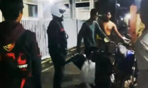 Doc. Petugas kepolisian melakukan olah tempat kejadian perkara (TKP) dan pengumpulan keterangan di lokasi dugaan penganiayaan yang terjadi di Jalan Antasan Kecil Barat Gang Ibu RT 13, Kelurahan Pasar Lama, Kecamatan Banjarmasin Tengah, sebagai bagian dari proses penyelidikan kasus yang dilaporkan korban.
