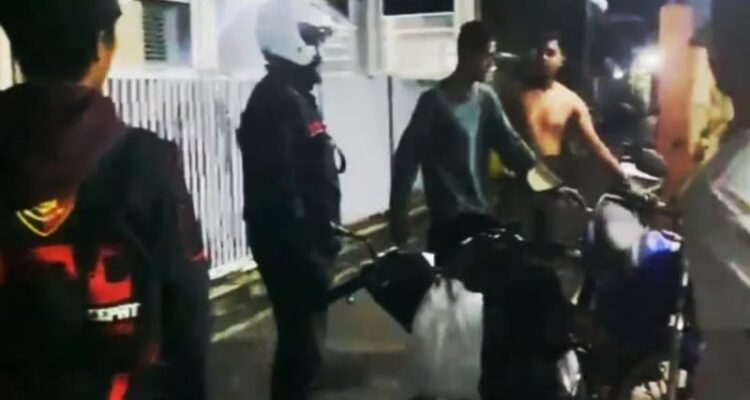 Doc. Petugas kepolisian melakukan olah tempat kejadian perkara (TKP) dan pengumpulan keterangan di lokasi dugaan penganiayaan yang terjadi di Jalan Antasan Kecil Barat Gang Ibu RT 13, Kelurahan Pasar Lama, Kecamatan Banjarmasin Tengah, sebagai bagian dari proses penyelidikan kasus yang dilaporkan korban.