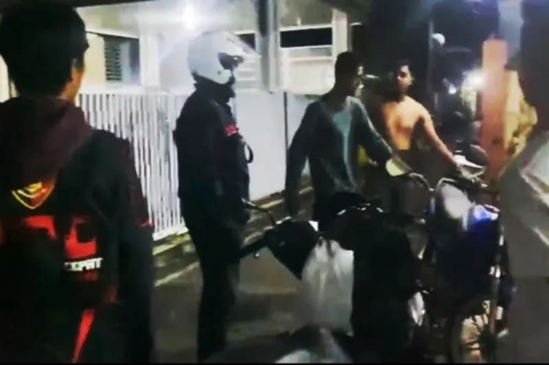 Doc. Petugas kepolisian melakukan olah tempat kejadian perkara (TKP) dan pengumpulan keterangan di lokasi dugaan penganiayaan yang terjadi di Jalan Antasan Kecil Barat Gang Ibu RT 13, Kelurahan Pasar Lama, Kecamatan Banjarmasin Tengah, sebagai bagian dari proses penyelidikan kasus yang dilaporkan korban.