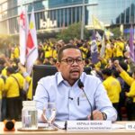 Doc. Kepala Badan Komunikasi Pemerintah, Muhammad Qodari, dalam foto ilustrasi dengan latar belakang massa aksi demonstrasi mahasiswa di Jakarta. Pemerintah memberikan tanggapan terhadap sejumlah tuntutan yang disampaikan peserta aksi terkait berbagai isu kebijakan publik nasional.