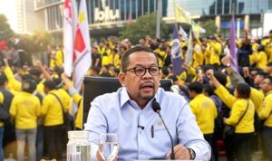 Istana Tanggapi Lima Tuntutan Mahasiswa dalam Aksi Demonstrasi di Jakarta Doc. Kepala Badan Komunikasi Pemerintah, Muhammad Qodari, dalam foto ilustrasi dengan latar belakang massa aksi demonstrasi mahasiswa di Jakarta. Pemerintah memberikan tanggapan terhadap sejumlah tuntutan yang disampaikan peserta aksi terkait berbagai isu kebijakan publik nasional.