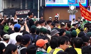 Doc. Sejumlah mahasiswa menyampaikan aspirasi dalam aksi demonstrasi di kawasan Jakarta Pusat, Senin (15/6/2026). Aksi berlangsung dengan pengawalan aparat keamanan dan menjadi bagian dari penyampaian pendapat di muka umum terkait berbagai isu kebijakan nasional.