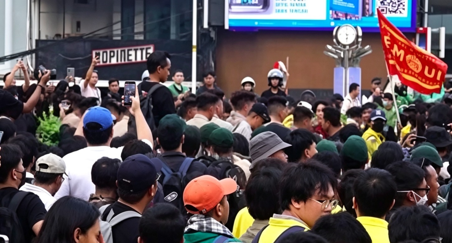 Doc. Sejumlah mahasiswa menyampaikan aspirasi dalam aksi demonstrasi di kawasan Jakarta Pusat, Senin (15/6/2026). Aksi berlangsung dengan pengawalan aparat keamanan dan menjadi bagian dari penyampaian pendapat di muka umum terkait berbagai isu kebijakan nasional.