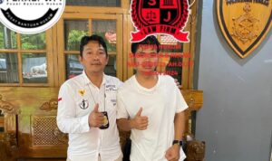 Doc. Yusron bersama Ketua Advokat dan Paralegal PBH FERADI WPI DPC Kota Semarang, Sukindar, saat melakukan pertemuan dan koordinasi terkait pendampingan hukum di Kantor DPC FERADI WPI Kota Semarang, Senin (15/6/2026).