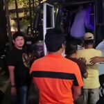 Doc. Sejumlah orang yang diamankan petugas dalam pengungkapan dugaan aktivitas perjudian saat dibawa menggunakan bus kepolisian guna menjalani proses pemeriksaan dan pendalaman oleh penyidik.