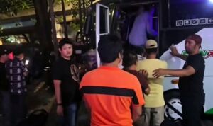 Polda Metro Jaya Bongkar Dua Arena Judi Berkedok Tempat Permainan di Jakarta Doc. Sejumlah orang yang diamankan petugas dalam pengungkapan dugaan aktivitas perjudian saat dibawa menggunakan bus kepolisian guna menjalani proses pemeriksaan dan pendalaman oleh penyidik.