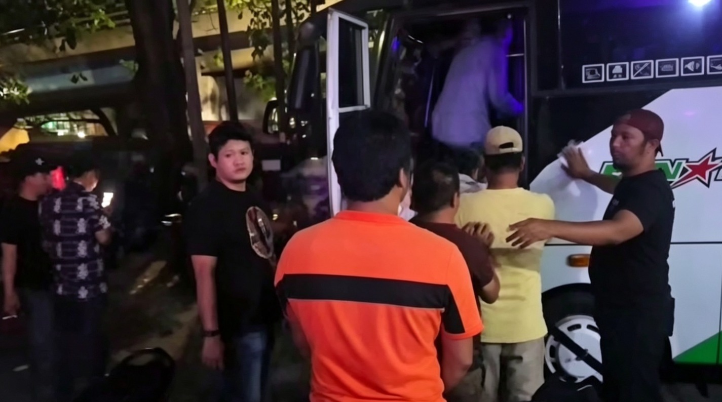 Doc. Sejumlah orang yang diamankan petugas dalam pengungkapan dugaan aktivitas perjudian saat dibawa menggunakan bus kepolisian guna menjalani proses pemeriksaan dan pendalaman oleh penyidik.