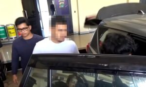 Doc. Petugas kepolisian melakukan penangkapan terhadap seorang pengacara berinisial BP terkait perkara yang sedang ditangani aparat penegak hukum. Wajah yang bersangkutan diburamkan oleh redaksi sebagai bentuk penghormatan terhadap asas praduga tak bersalah dan perlindungan identitas selama proses hukum masih berlangsung.