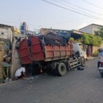 Doc. Truk pengangkut sampah milik DLH Kota Semarang yang terlibat kecelakaan tunggal terlihat berada di lokasi kejadian setelah menabrak pagar rumah warga di Jalan Untung Suropati, Kampung Bambankerep, Kecamatan Mijen, Kota Semarang, Minggu (14/6/2026).