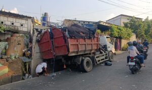 Truk Sampah Diduga Alami Rem Blong, Tabrak Pagar Rumah Warga di Bambankerep Semarang Doc. Truk pengangkut sampah milik DLH Kota Semarang yang terlibat kecelakaan tunggal terlihat berada di lokasi kejadian setelah menabrak pagar rumah warga di Jalan Untung Suropati, Kampung Bambankerep, Kecamatan Mijen, Kota Semarang, Minggu (14/6/2026).