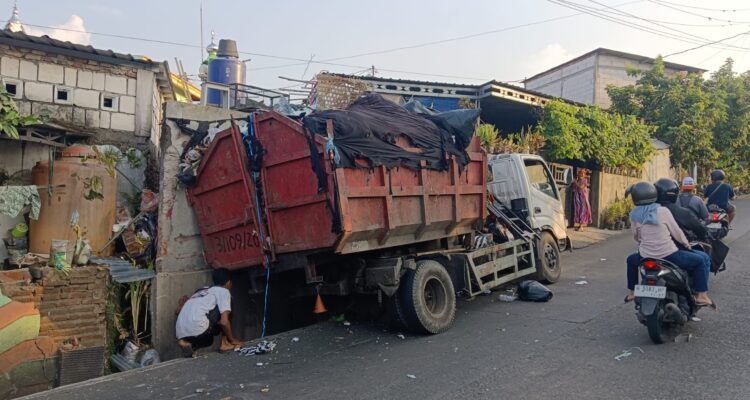 Doc. Truk pengangkut sampah milik DLH Kota Semarang yang terlibat kecelakaan tunggal terlihat berada di lokasi kejadian setelah menabrak pagar rumah warga di Jalan Untung Suropati, Kampung Bambankerep, Kecamatan Mijen, Kota Semarang, Minggu (14/6/2026).