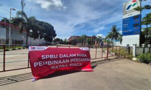 Doc. Tampak bagian depan SPBU di Jalan Pramuka, Kota Banjarmasin, dalam kondisi tidak beroperasi, Selasa (16/6/2026). Sebuah spanduk pemberitahuan mengenai masa pembinaan oleh Pertamina Patra Niaga terpasang di area depan lokasi, sementara akses masuk dan keluar SPBU terlihat tertutup.