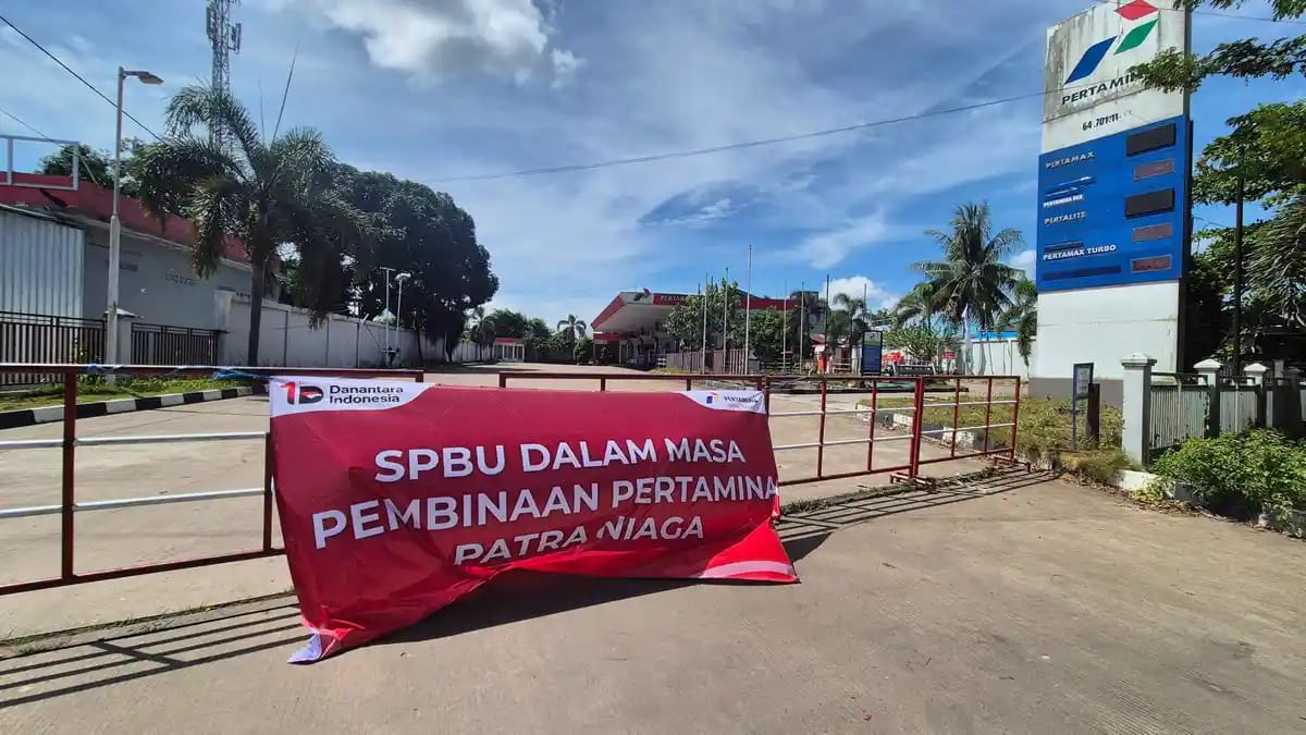Doc. Tampak bagian depan SPBU di Jalan Pramuka, Kota Banjarmasin, dalam kondisi tidak beroperasi, Selasa (16/6/2026). Sebuah spanduk pemberitahuan mengenai masa pembinaan oleh Pertamina Patra Niaga terpasang di area depan lokasi, sementara akses masuk dan keluar SPBU terlihat tertutup.