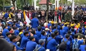 Doc. Sejumlah mahasiswa dari berbagai perguruan tinggi di Kalimantan Selatan menggelar aksi penyampaian aspirasi terkait sejumlah kebijakan publik di depan Gedung DPRD Kalsel, Senin (15/6/2026).