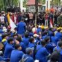 Doc. Sejumlah mahasiswa dari berbagai perguruan tinggi di Kalimantan Selatan menggelar aksi penyampaian aspirasi terkait sejumlah kebijakan publik di depan Gedung DPRD Kalsel, Senin (15/6/2026).