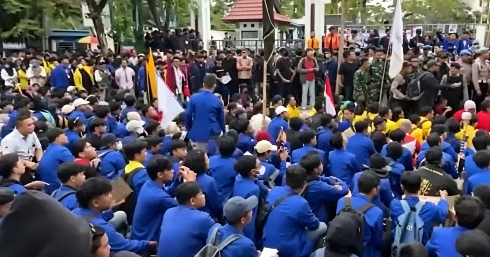 Doc. Sejumlah mahasiswa dari berbagai perguruan tinggi di Kalimantan Selatan menggelar aksi penyampaian aspirasi terkait sejumlah kebijakan publik di depan Gedung DPRD Kalsel, Senin (15/6/2026).