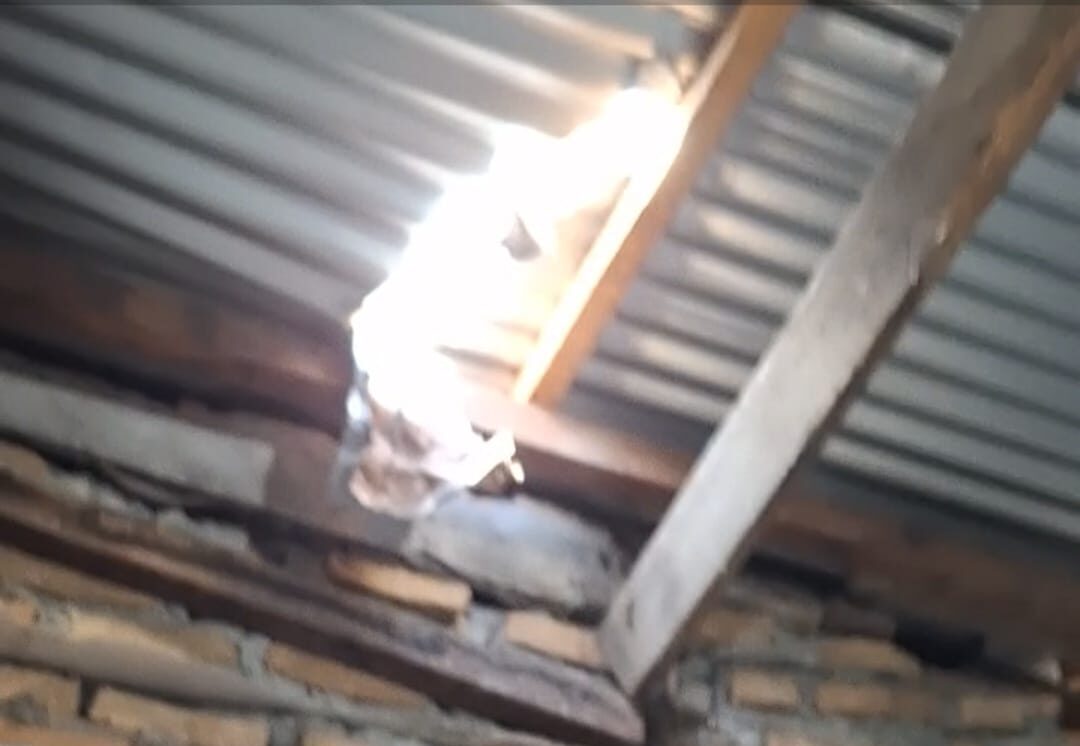 Doc. Kondisi atap salah satu rumah warga di sekitar lokasi pembangunan yang mengalami kerusakan. Warga menyebut kerusakan tersebut terjadi akibat benda yang diduga jatuh dari area proyek konstruksi yang berada di dekat permukiman.