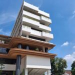 Doc. Tampak bangunan Gedung Universitas Satya Terra Bhinneka yang sedang dalam proses pembangunan di kawasan Medan Sunggal, Kota Medan. Sejumlah warga sekitar menyampaikan keluhan terkait dampak yang diduga berkaitan dengan aktivitas konstruksi di lokasi tersebut.