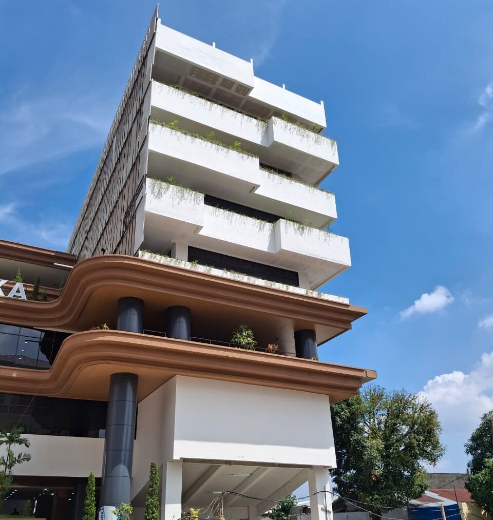Doc. Tampak bangunan Gedung Universitas Satya Terra Bhinneka yang sedang dalam proses pembangunan di kawasan Medan Sunggal, Kota Medan. Sejumlah warga sekitar menyampaikan keluhan terkait dampak yang diduga berkaitan dengan aktivitas konstruksi di lokasi tersebut.
