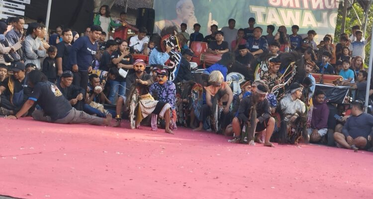 Doc. Sejumlah pemain kesenian tradisional jaran kepang menampilkan atraksi tarian dalam sebuah pertunjukan di Desa Randugunting, Kecamatan Bergas, Kabupaten Semarang, Selasa (16/6/2026). Pertunjukan yang diiringi musik tradisional tersebut menjadi bagian dari rangkaian kegiatan peringatan 1 Muharram 1448 H yang disaksikan warga dari berbagai usia.