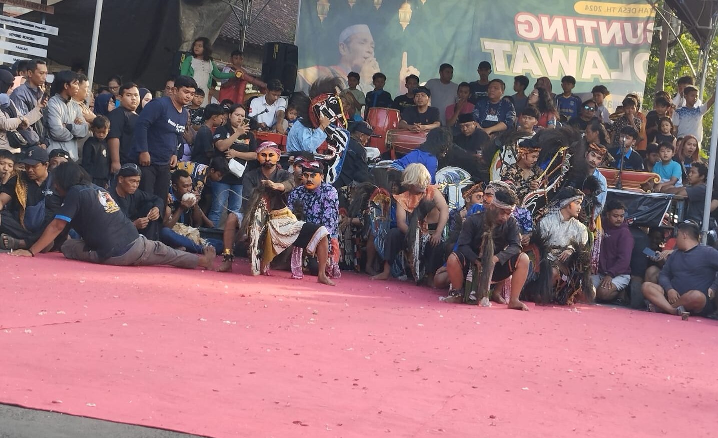 Doc. Sejumlah pemain kesenian tradisional jaran kepang menampilkan atraksi tarian dalam sebuah pertunjukan di Desa Randugunting, Kecamatan Bergas, Kabupaten Semarang, Selasa (16/6/2026). Pertunjukan yang diiringi musik tradisional tersebut menjadi bagian dari rangkaian kegiatan peringatan 1 Muharram 1448 H yang disaksikan warga dari berbagai usia.
