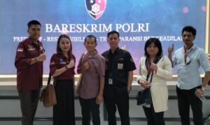Ketua DPD FERADI WPI Jakarta Dampingi Saksi di Bareskrim Polri Doc. Ketua DPD FERADI WPI Jakarta, Harriani Bianca Daryana, bersama klien dan tim kuasa hukumnya berada di Gedung Bareskrim Polri, Jakarta, saat mendampingi proses pemeriksaan saksi oleh penyidik Direktorat Tindak Pidana Tertentu terkait dugaan pelanggaran Undang-Undang Perlindungan Konsumen, Senin (15/6/2026).