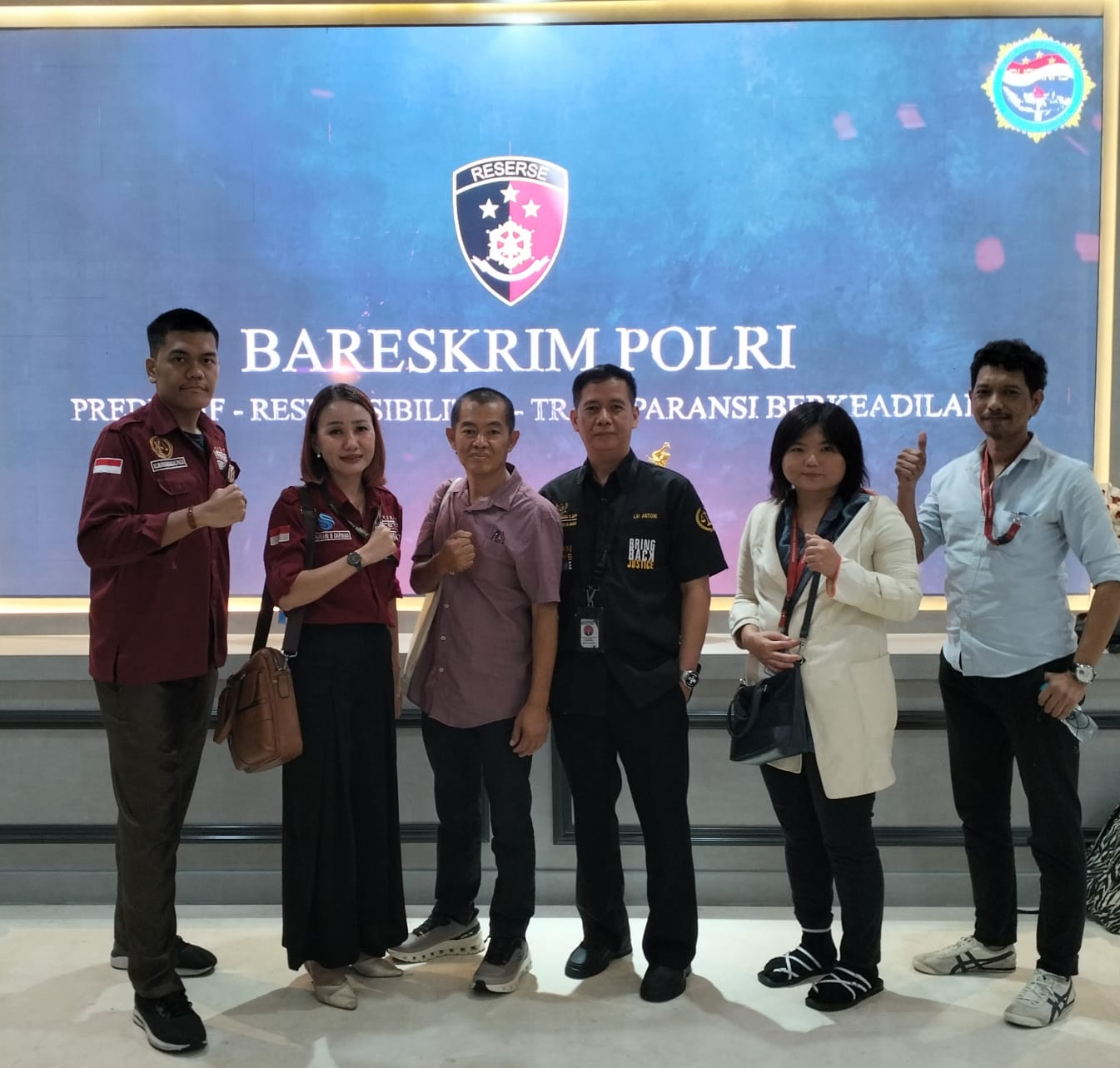 Doc. Ketua DPD FERADI WPI Jakarta, Harriani Bianca Daryana, bersama klien dan tim kuasa hukumnya berada di Gedung Bareskrim Polri, Jakarta, saat mendampingi proses pemeriksaan saksi oleh penyidik Direktorat Tindak Pidana Tertentu terkait dugaan pelanggaran Undang-Undang Perlindungan Konsumen, Senin (15/6/2026).