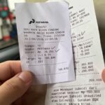 Doc. Foto tangkapan layar dua struk transaksi BBM yang beredar di media sosial dan menjadi perbincangan publik. Dalam unggahan tersebut tercantum harga Pertamax RON 92 sebesar Rp16.250 per liter, sementara Pertalite RON 90 tercatat memiliki harga dasar Rp18.040 per liter sebelum subsidi pemerintah sebesar Rp8.040 per liter diberikan. Perbandingan angka pada struk tersebut memicu diskusi mengenai mekanisme penetapan harga dan subsidi bahan bakar minyak di Indonesia.