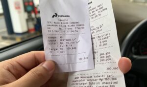 Harga Pertalite dan Pertamax Jadi Sorotan, Unggahan Struk Viral Picu Pertanyaan Publik Doc. Foto tangkapan layar dua struk transaksi BBM yang beredar di media sosial dan menjadi perbincangan publik. Dalam unggahan tersebut tercantum harga Pertamax RON 92 sebesar Rp16.250 per liter, sementara Pertalite RON 90 tercatat memiliki harga dasar Rp18.040 per liter sebelum subsidi pemerintah sebesar Rp8.040 per liter diberikan. Perbandingan angka pada struk tersebut memicu diskusi mengenai mekanisme penetapan harga dan subsidi bahan bakar minyak di Indonesia.