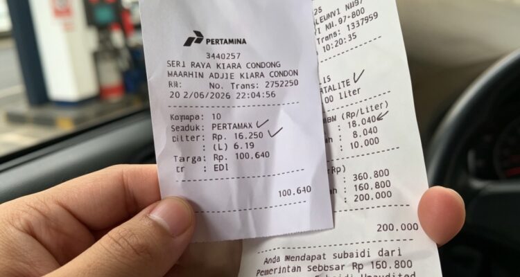Doc. Foto tangkapan layar dua struk transaksi BBM yang beredar di media sosial dan menjadi perbincangan publik. Dalam unggahan tersebut tercantum harga Pertamax RON 92 sebesar Rp16.250 per liter, sementara Pertalite RON 90 tercatat memiliki harga dasar Rp18.040 per liter sebelum subsidi pemerintah sebesar Rp8.040 per liter diberikan. Perbandingan angka pada struk tersebut memicu diskusi mengenai mekanisme penetapan harga dan subsidi bahan bakar minyak di Indonesia.