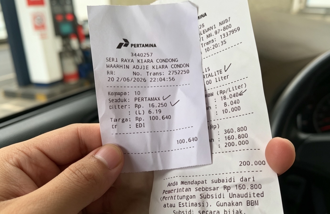 Doc. Foto tangkapan layar dua struk transaksi BBM yang beredar di media sosial dan menjadi perbincangan publik. Dalam unggahan tersebut tercantum harga Pertamax RON 92 sebesar Rp16.250 per liter, sementara Pertalite RON 90 tercatat memiliki harga dasar Rp18.040 per liter sebelum subsidi pemerintah sebesar Rp8.040 per liter diberikan. Perbandingan angka pada struk tersebut memicu diskusi mengenai mekanisme penetapan harga dan subsidi bahan bakar minyak di Indonesia.
