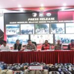 Doc. Petugas kepolisian menggelar konferensi pers terkait kasus dugaan penyalahgunaan Pertalite bersubsidi di Banjarmasin dengan menampilkan barang bukti berupa sejumlah jerigen yang diamankan dalam proses penyidikan.