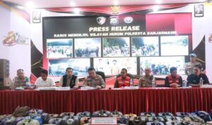 Doc. Petugas kepolisian menggelar konferensi pers terkait kasus dugaan penyalahgunaan Pertalite bersubsidi di Banjarmasin dengan menampilkan barang bukti berupa sejumlah jerigen yang diamankan dalam proses penyidikan.