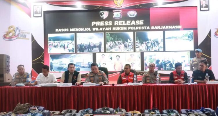 Doc. Petugas kepolisian menggelar konferensi pers terkait kasus dugaan penyalahgunaan Pertalite bersubsidi di Banjarmasin dengan menampilkan barang bukti berupa sejumlah jerigen yang diamankan dalam proses penyidikan.