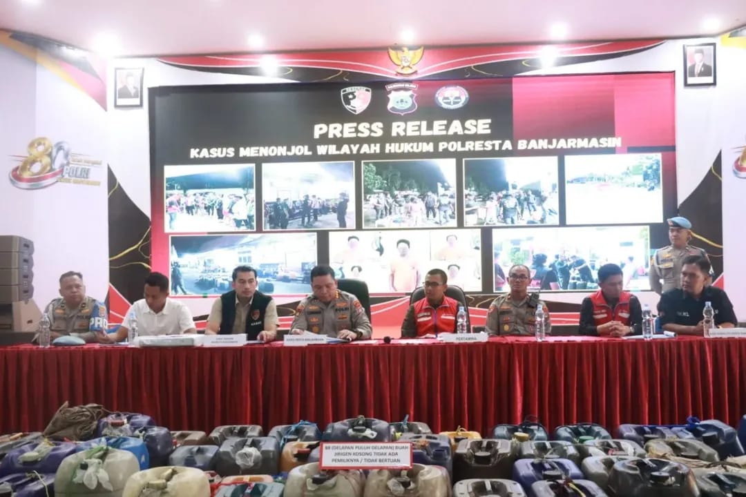 Doc. Petugas kepolisian menggelar konferensi pers terkait kasus dugaan penyalahgunaan Pertalite bersubsidi di Banjarmasin dengan menampilkan barang bukti berupa sejumlah jerigen yang diamankan dalam proses penyidikan.