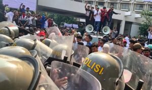 Eksekusi Pengosongan Hotel Sultan Diwarnai Kericuhan, Aparat Kerahkan Water Cannon Doc. Sejumlah massa berada di atas kendaraan orasi saat berlangsungnya proses eksekusi pengosongan Hotel Sultan di kawasan Gelora Bung Karno (GBK), Jakarta Pusat, Kamis (18/6/2026). Pada saat yang sama, aparat kepolisian melakukan penertiban dan pengamanan guna menjaga ketertiban serta memastikan pelaksanaan kegiatan berjalan sesuai prosedur yang berlaku.