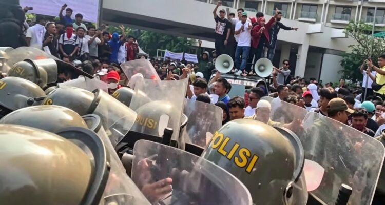 Doc. Sejumlah massa berada di atas kendaraan orasi saat berlangsungnya proses eksekusi pengosongan Hotel Sultan di kawasan Gelora Bung Karno (GBK), Jakarta Pusat, Kamis (18/6/2026). Pada saat yang sama, aparat kepolisian melakukan penertiban dan pengamanan guna menjaga ketertiban serta memastikan pelaksanaan kegiatan berjalan sesuai prosedur yang berlaku.