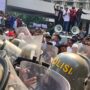 Doc. Sejumlah massa berada di atas kendaraan orasi saat berlangsungnya proses eksekusi pengosongan Hotel Sultan di kawasan Gelora Bung Karno (GBK), Jakarta Pusat, Kamis (18/6/2026). Pada saat yang sama, aparat kepolisian melakukan penertiban dan pengamanan guna menjaga ketertiban serta memastikan pelaksanaan kegiatan berjalan sesuai prosedur yang berlaku.