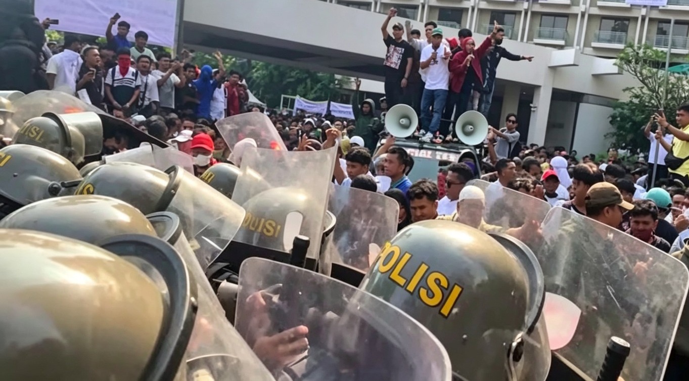 Doc. Sejumlah massa berada di atas kendaraan orasi saat berlangsungnya proses eksekusi pengosongan Hotel Sultan di kawasan Gelora Bung Karno (GBK), Jakarta Pusat, Kamis (18/6/2026). Pada saat yang sama, aparat kepolisian melakukan penertiban dan pengamanan guna menjaga ketertiban serta memastikan pelaksanaan kegiatan berjalan sesuai prosedur yang berlaku.