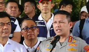 Doc. Kabid Humas Polda Metro Jaya Kombes Pol Budi Hermanto menyampaikan keterangan kepada awak media terkait pengamanan dan penanganan kericuhan yang terjadi saat pelaksanaan eksekusi di kawasan Hotel Sultan, Jakarta Pusat, Kamis (18/6/2026).