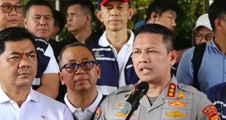 Doc. Kabid Humas Polda Metro Jaya Kombes Pol Budi Hermanto menyampaikan keterangan kepada awak media terkait pengamanan dan penanganan kericuhan yang terjadi saat pelaksanaan eksekusi di kawasan Hotel Sultan, Jakarta Pusat, Kamis (18/6/2026).