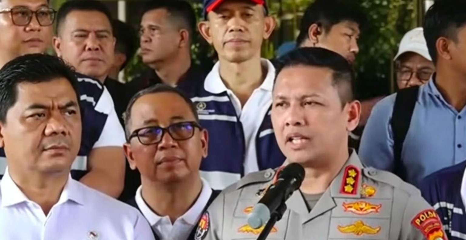 Doc. Kabid Humas Polda Metro Jaya Kombes Pol Budi Hermanto menyampaikan keterangan kepada awak media terkait pengamanan dan penanganan kericuhan yang terjadi saat pelaksanaan eksekusi di kawasan Hotel Sultan, Jakarta Pusat, Kamis (18/6/2026).