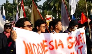 Doc. Sejumlah mahasiswa melakukan long march menuju Gedung DPR/MPR RI di kawasan Senayan, Jakarta, Jumat (19/6/2026), untuk menyampaikan aspirasi terkait sejumlah isu kebijakan pemerintah. Aksi berlangsung dengan pengawalan aparat kepolisian guna menjaga ketertiban dan kelancaran kegiatan.