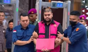 Kejagung Tetapkan Ketua Yayasan sebagai Tersangka Baru Kasus Dugaan Korupsi Program MBG Doc. Tersangka berinisial GHS digiring petugas Kejaksaan Agung usai menjalani pemeriksaan terkait penyidikan dugaan tindak pidana korupsi dalam tata kelola Program Makan Bergizi Gratis (MBG) periode 2025–2026, Kamis (18/6/2026). GHS tampak mengenakan rompi tahanan Kejaksaan Agung saat dibawa menuju kendaraan tahanan untuk menjalani proses hukum lebih lanjut.