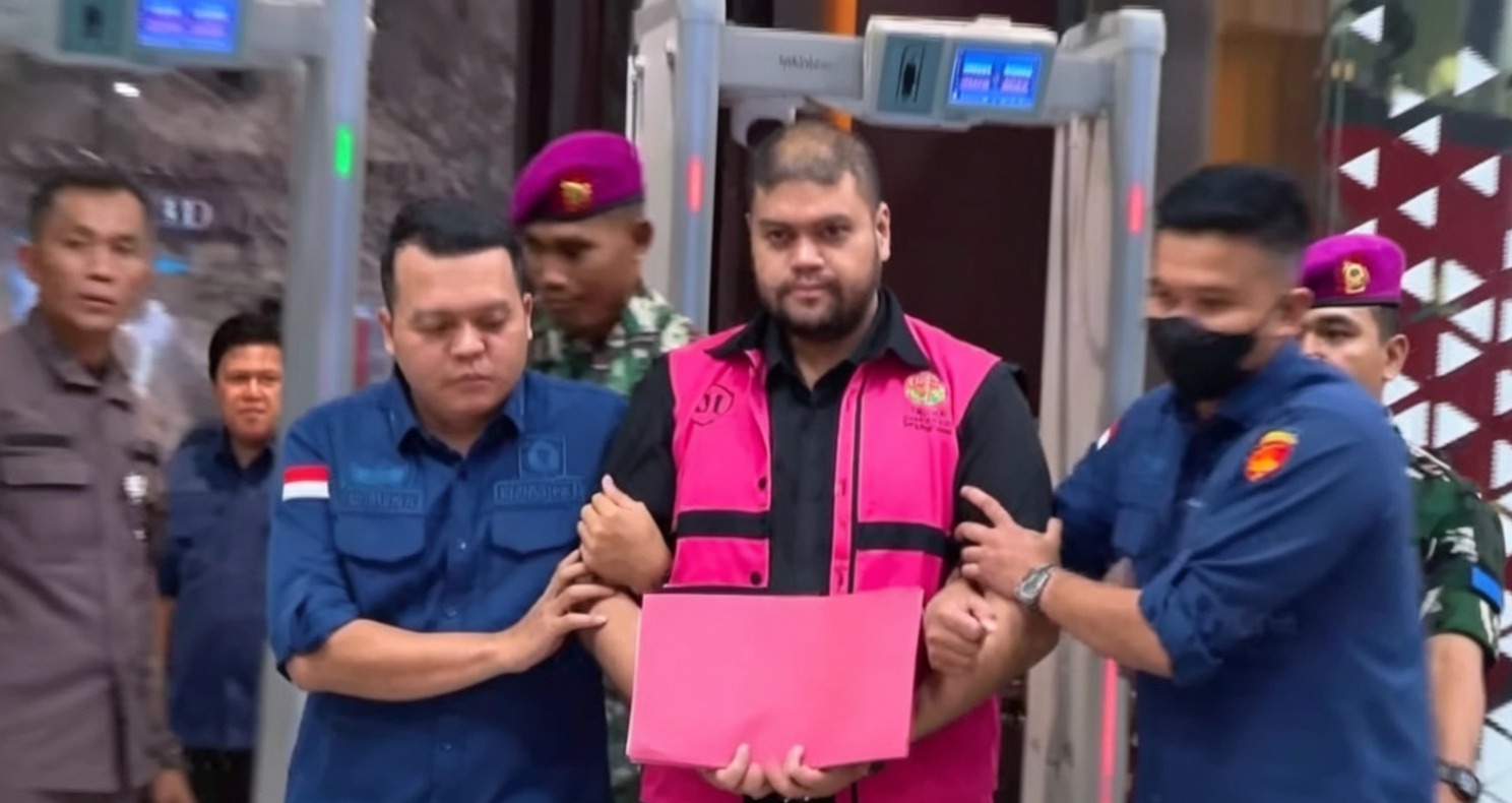 Doc. Tersangka berinisial GHS digiring petugas Kejaksaan Agung usai menjalani pemeriksaan terkait penyidikan dugaan tindak pidana korupsi dalam tata kelola Program Makan Bergizi Gratis (MBG) periode 2025–2026, Kamis (18/6/2026). GHS tampak mengenakan rompi tahanan Kejaksaan Agung saat dibawa menuju kendaraan tahanan untuk menjalani proses hukum lebih lanjut.