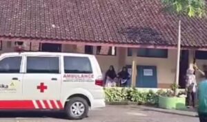 Doc. Suasana di depan SDN Kalipancur 02, Kecamatan Ngaliyan, Kota Semarang, Jumat (19/6/2026), pasca-insiden dugaan KDRT yang terjadi saat pengambilan rapor siswa. Sebuah ambulans terlihat terparkir di area depan sekolah untuk mengevakuasi korban yang mengalami luka dan mendapatkan penanganan medis lebih lanjut.